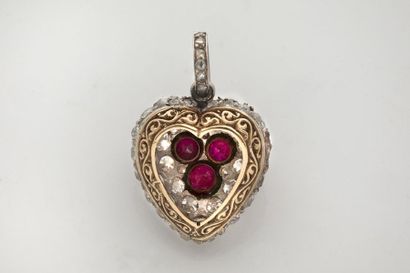 null PENDENTIF «COEUR»
Diamants taille ancienne, rubis, or 18K (750).
H.: 2.2 cm...