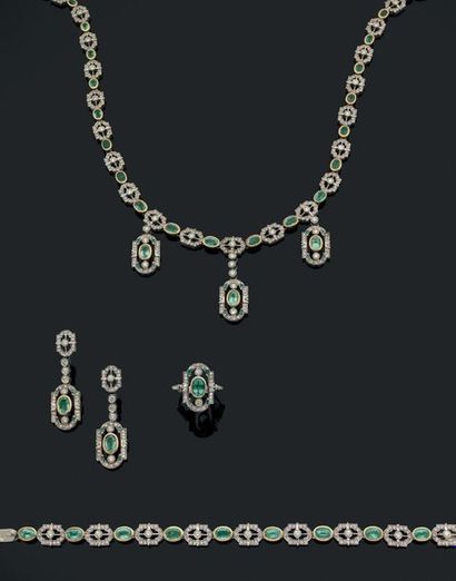 null PARURE «ÉMERAUDE»
Collier, bracelet, bague et paire de pendants d'oreilles.
Diamants...