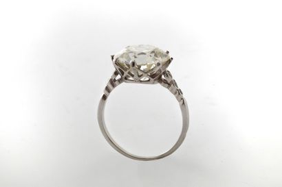 null RING "DIAMOND"
Antique cut diamond, baguette cut diamond, platinum (950). 
...