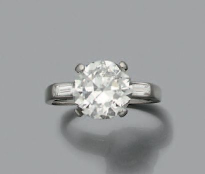 null BAGUE «DIAMANT»
Diamant rond taille brillant, diamants baguettes, platine (850).
Td.:...