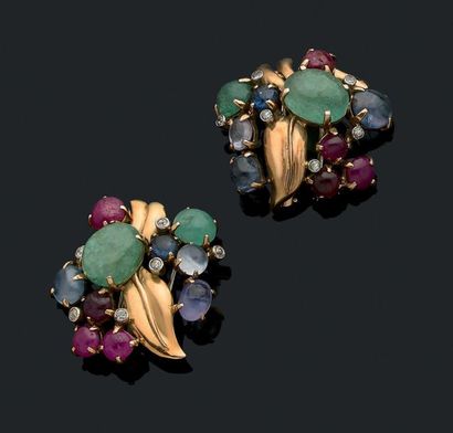 SEAMAN AND SCHEPPS Paire de clips.
Cabochons d'émeraudes, saphirs et rubis, diamants...