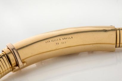 VAN CLEEF & ARPELS «Chaîne serpent»
Ensemble collier et paire de bracelet tubogaz
Diamants,...
