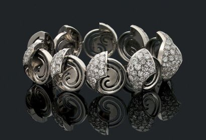 null ENSEMBLE «AVANT GARDE»
Collier et bracelet composés d'éléments circulaires asymétriques.
Diamants...