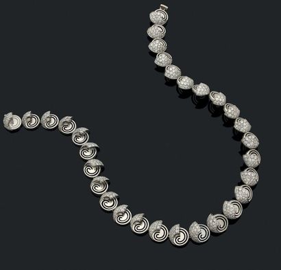 null ENSEMBLE «AVANT GARDE»
Collier et bracelet composés d'éléments circulaires asymétriques.
Diamants...