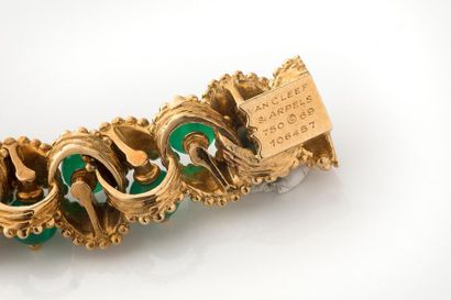 VAN CLEEF & ARPELS Bracelet.
Chysoprases, or jaune 18K (750)
Signé et numéroté. Daté...
