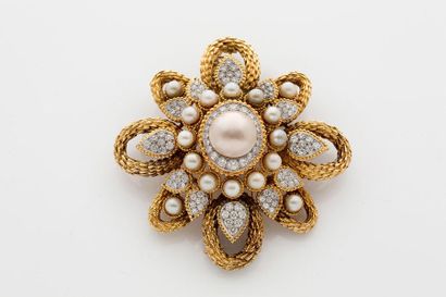 null IMPORTANTE PENDENTIF «ROSACE»
Perles de culture, diamants, or jaune 18K (750).
Poinçon...