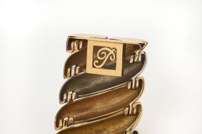 POIRAY Large bracelet.
Trois ors, 18K (750). Signé. Écrin.
Diam.: 6 cm env. - Pb.:...