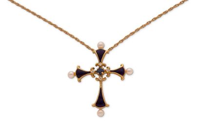 null Pendentif "croix" 

Èmail bleu, diamants, perles, or jaune 18K (750).

Haut.:...