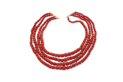 null Collier "perles de corail"

Corail facettÈes, fermoir or 18K (750). En l'Ètat.

L....