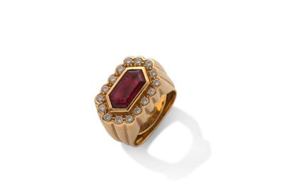 null Bague 

pierre rouge, diamants, or jaune 18K (750). 

Td.: 49 - Pb.: 10.60gr
Cliquez...