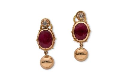 null Paire de pendants d'oreilles "rubis"

rubis, diamants, or jaune 18K (750).

H.:...