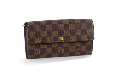 null LOUIS VUITTON 

Portefeuille "Sarah" en toile damier, bouton pression, intérieur...