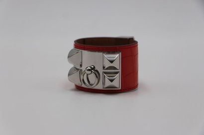 null HERMES

Bracelet manchette "collier de chien'" en cuir orange, métal argenté....