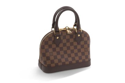 null LOUIS VUITTON "Alma"

Sac en toile damier, garniture métal doré, intérieur tissu...