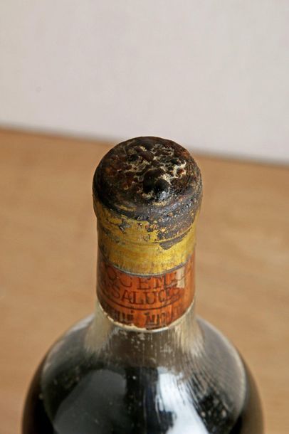 null 1 B CHÂTEAU D'YQUEM (B.E.+; e.t.h. strong; s.c. with traces of mould; cap and...