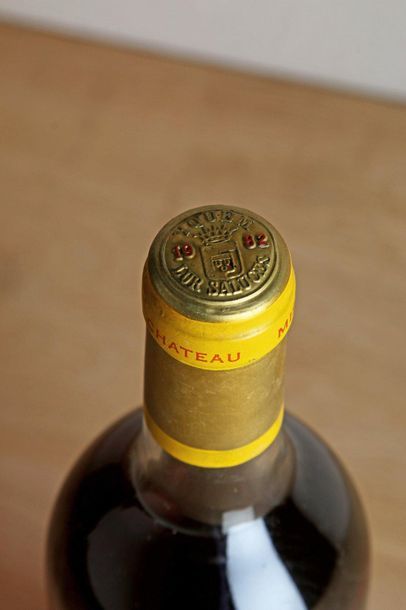 null 1 B CHÂTEAU D'YQUEM (T.L.B.+; e.l.s; slightly domed capsule) - 1982 - C1 Superior...