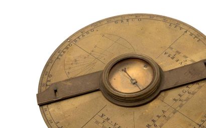 null Interesting full-circle surveyor's compass in brass featuring a scale in degrees...