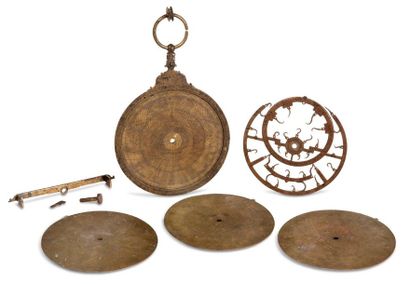 null Exceptionnel astrolabe islamique maghrébin de belle taille en bronze et laiton
La...