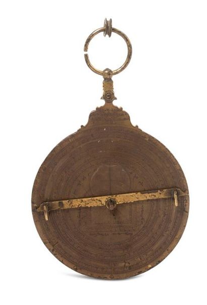 null Exceptionnel astrolabe islamique maghrébin de belle taille en bronze et laiton
La...