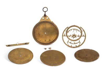 null Very rare Persian islamic astrolabe in bronze and brass. The mater features...