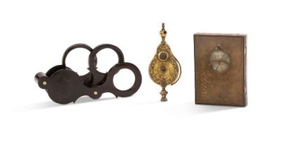 null Lot including: a large thread-counter in horn with three lenses, an 18th century...