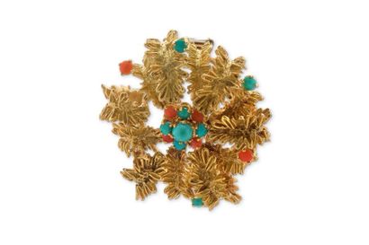 null Broche "couronne" 

perles de turquoise, perles de corail, or jaune 18K (750)

L.:...