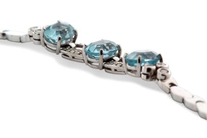 null Bracelet topazes 

topazes bleues, diamants, or gris 18K (750)

poids des topazes:...