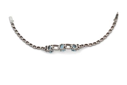 null Bracelet topazes 

topazes bleues, diamants, or gris 18K (750)

poids des topazes:...