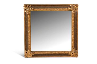 Grand miroir de forme carrée orné de guirlandes de lauriers enrubannées et de qu...