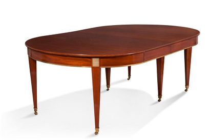 Elegante table de forme ovale en acajou mouluré et placage d’acajou Elegante table...