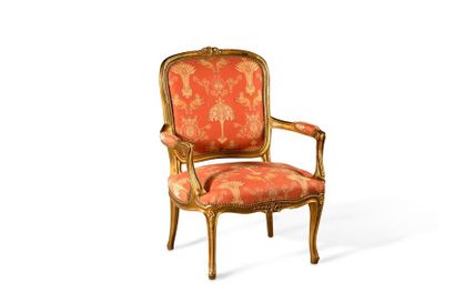 Mobilier de salon de style Louis XV en bois sculpté et doré comprenant un canapé...