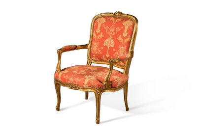 Mobilier de salon de style Louis XV en bois sculpté et doré comprenant un canapé...