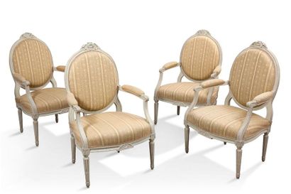 Suite de quatre fauteuils à dossier médaillon en bois mouluré sculpté, relaqués Suite...