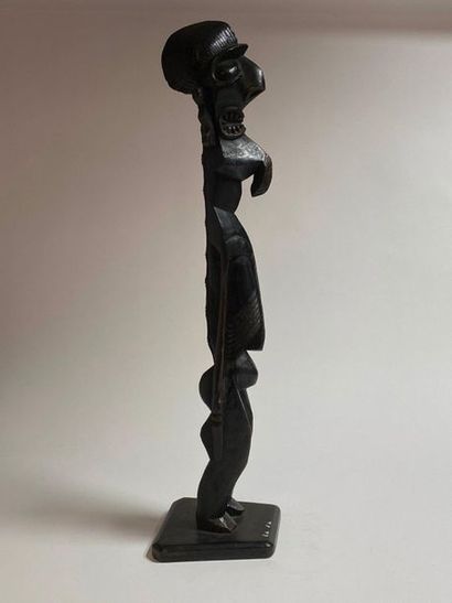 ILE DE PAQUES ILE DE PÂQUES

Moai Kavokava en bois noirci 

H. 74,5 cm

Provenance:

-Collection...