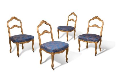Suite de quatre chaises en bois sculpté de coquilles rechampies dorées à dossier...
