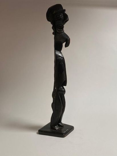 ILE DE PAQUES ILE DE PÂQUES

Moai Kavokava en bois noirci 

H. 74,5 cm

Provenance:

-Collection...