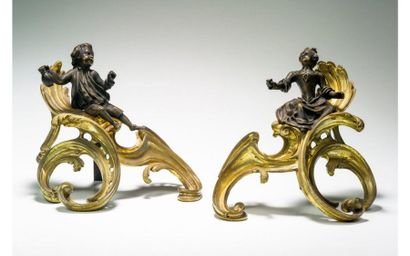 PAIRE DE CHENETS PAIRE DE CHENETS

en bronze ciselé à deux patines à décor d'un couple...