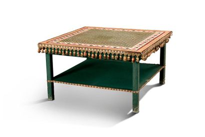 Table basse de salon en bois vert et tissu, à motif de grecques. Table basse de salon...