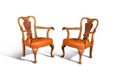 Paire de fauteuils en bois mouluré sculpté reposant sur des pieds sinueux, accot...