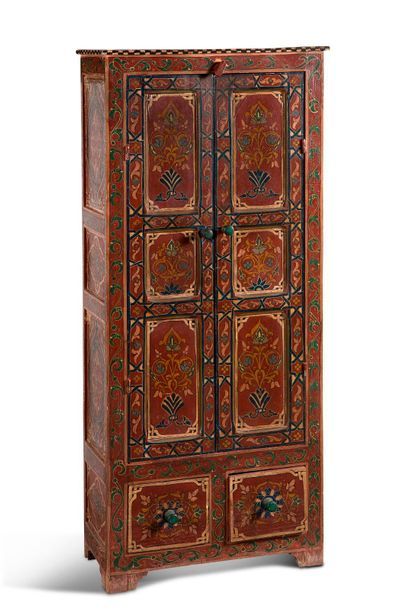 Petite armoire en bois polychrome à décor floral et d'arabesques, ouvrant par de...