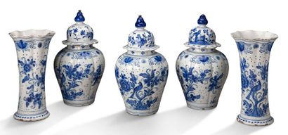 DELFT. GARNITURE DELFT. GARNITURE

À CINQ PIÈCES

en faïence de Delft émaillée

en...