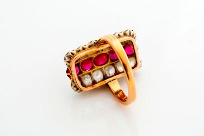 Bague Bague
Diamants de taille ancienne, pierres rouges, or 18K (750), platine (850)
Td.:...