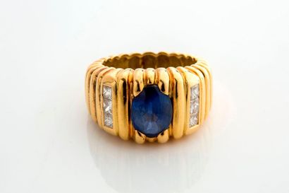 Bague "saphir" Bague "saphir"

Saphir oval, diamants, or jaune 18K (750)

Td.: 51...