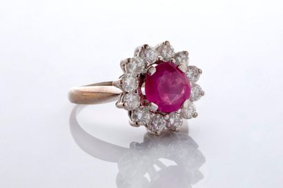 Bague "rubis" *Bague "rubis"

Rubis rond, entourage de diamants ronds, or gris 18K...