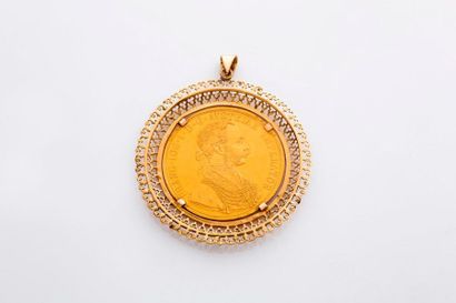 Pendentif « Austria imperator » Pendentif « Austria imperator » 

Or jaune 18K (750)

Diam.:...