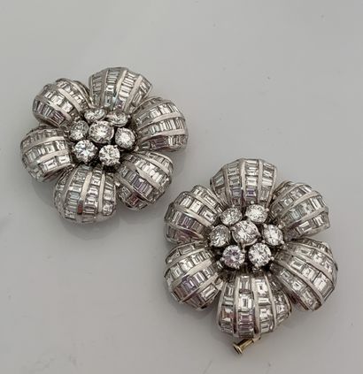 null PAIR OF CLIPS "FLOWERS"
Brilliant-cut diamonds and baguette
18K (750) white...