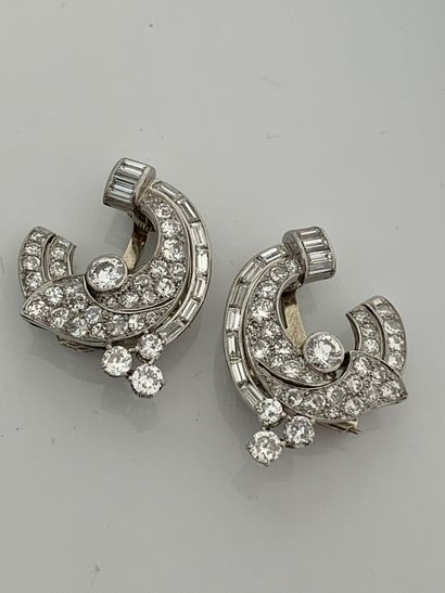 null 一对耳坠"VOLUTES"
圆钻和长方形耳环
铂金(950)，18K(750)白金
法国作品，约1930年
高：约3厘米-铅。: 15.3克
钻石、铂...