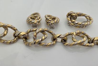 null TWO ORS SET
Bracelet, brooch and twisted ear motifs in two 18K (750) gold
L....