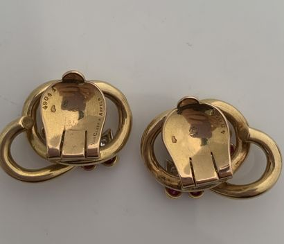 VAN CLEEF & ARPELS 一对耳环夹"环形"
钻石，红宝石，18K(750)黄金
签名和编号 - Master stamp Pery et Fils
长：2.5厘米左右...