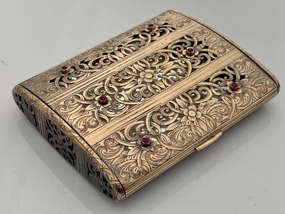 BOUCHERON Poudrier
凸圆形红宝石、金和银 (<800) ciselé
签名和编号，盒子
尺寸：6.5 x 8 cm 约 - Pb.<800) ...